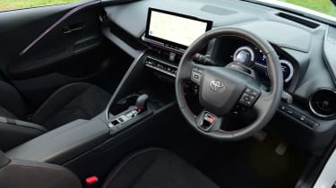 Toyota C-HR - interior
